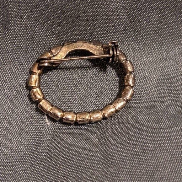 Simple oval Rhinestone pin - Picture 3 of 3